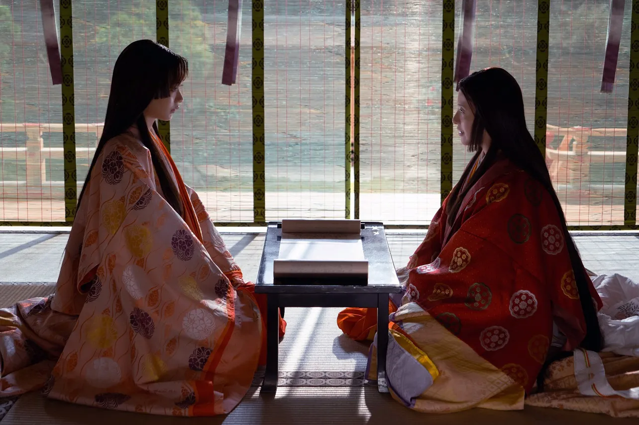 【写真】向かい合うまひろ(吉高由里子)と彰子(見上愛)