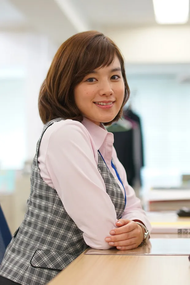 オフィススタイルもキュートな筧美和子が「フリンジマン」を語る！