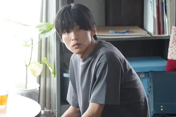 目黒蓮“夏”、泉谷星奈“海”のいない部屋で朝を迎え、有村架純“弥生”から着信が入る＜海のはじまり最終回＞