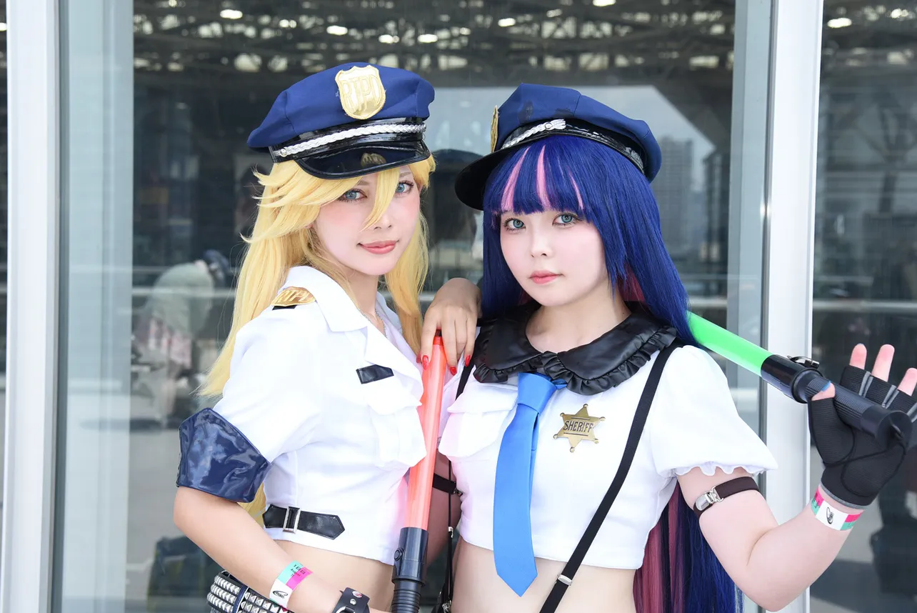 コスプレイヤー・ありかみう×やなぎばころん「パンスト」ポリス併せで魅了「太もものムニッと感にこだわり」＜コミケ104＞ | WEBザテレビジョン