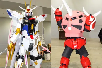 「ガンダムSEED」フリーダム&ズゴックを人間大コスプレで再現「体の傾きに合わせてモノアイも動きます」<コミケ104>