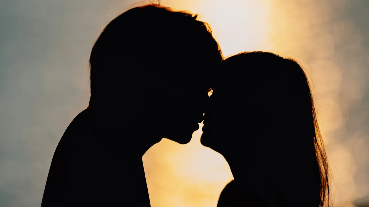 【写真】夕陽をバックに“キス寸前”なのは一体どのメンバーなのか？