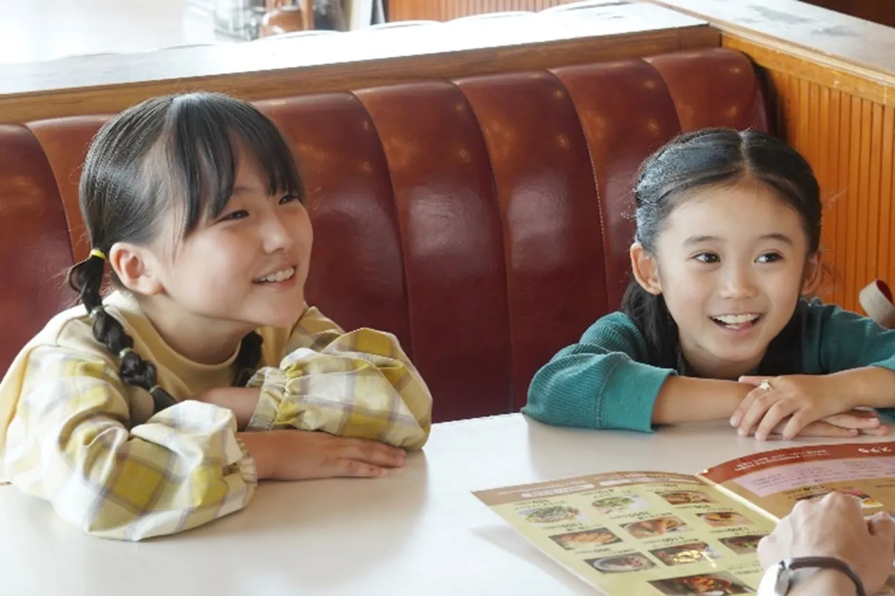 【写真】ファミレスで仲良く食事をするひまり(宮崎莉里沙)&海(泉谷星奈)