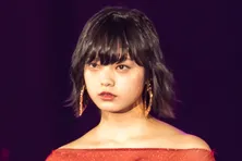 欅坂46平手友梨奈、紅白帽に“大照れ”の愛らしい姿見せる