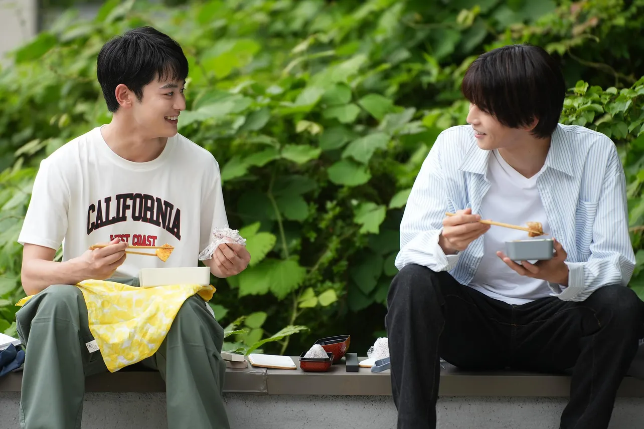 【写真】弁当を食べながらほほ笑み合う中沢元紀“航平”と小林虎之介“太一”