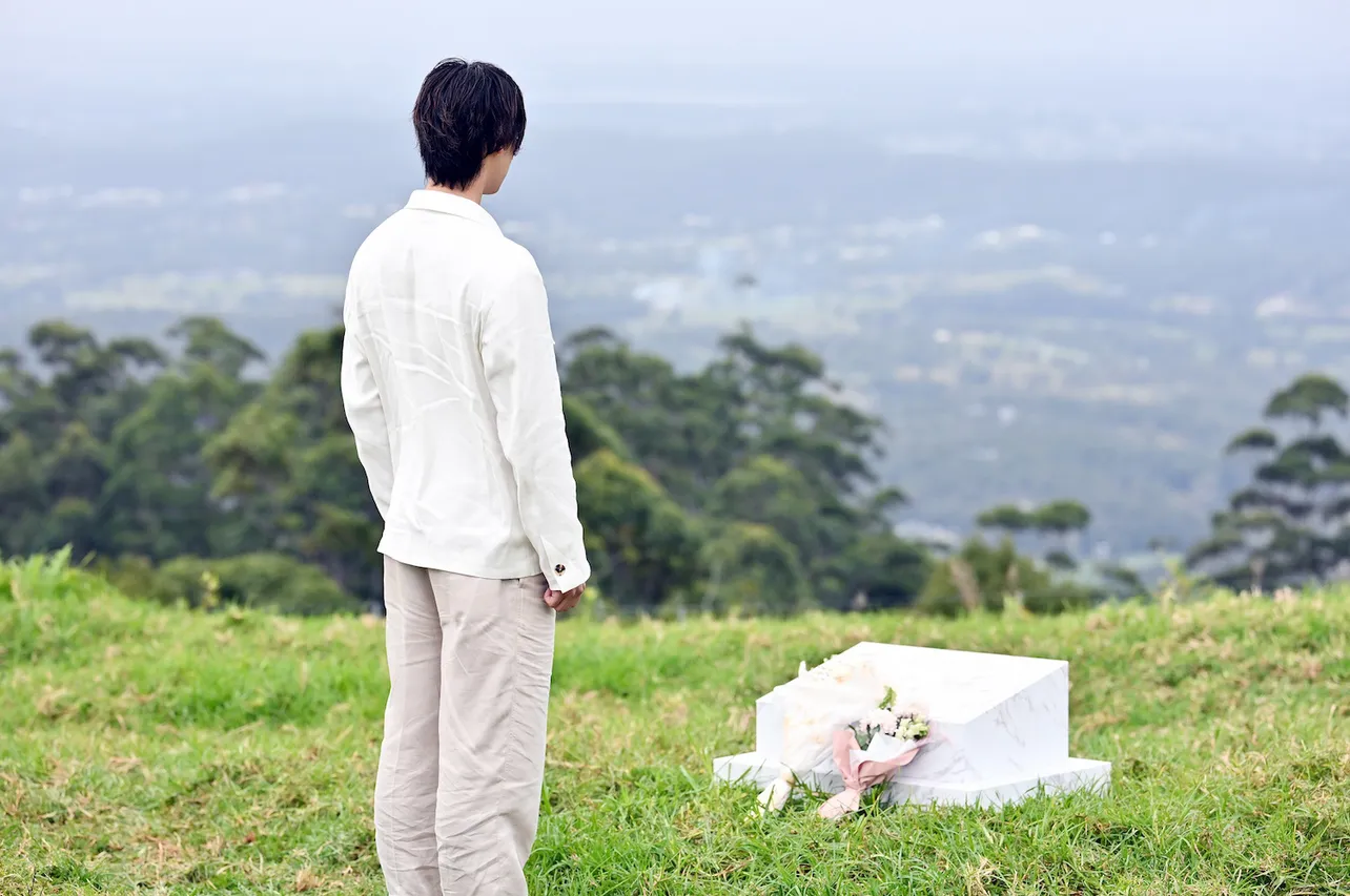 【写真】天城(二宮和也)の墓に花を手向ける世良(竹内涼真)