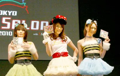 ステージに登場したミスチョロQ・原田まりる（写真中央）、中野腐女子シスターズの京本有加（写真左）と浦えりか（写真右）