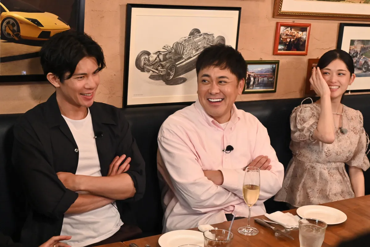 【写真】有田哲平と笑いながらは話す柿澤勇人＆松村沙友理