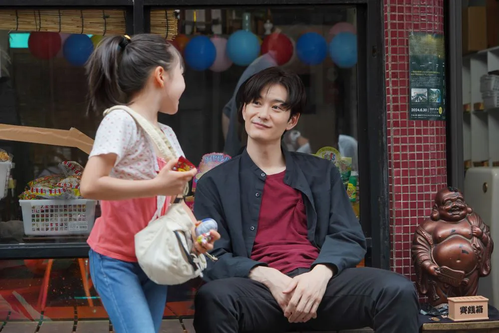 【写真】子どもに笑顔を向ける蒼(岡田将生)