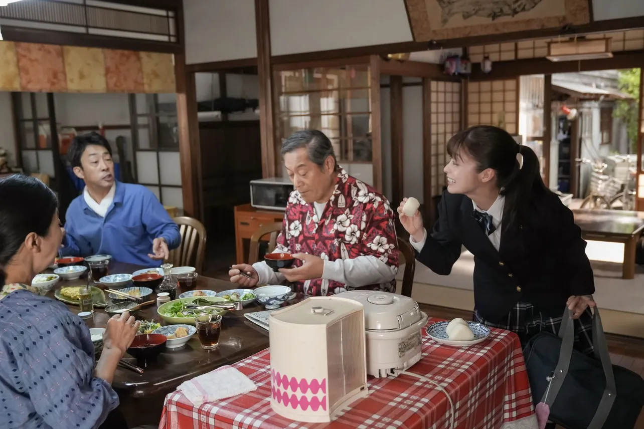 【写真】結(橋本環奈)は聖人(北村有起哉)、愛子(麻生久美子)、永吉(松平健)、佳代(宮崎美子)と仲良く暮らす