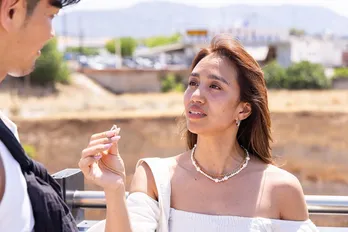 旅行2日目にしてふた組のカップルの結婚延期の理由が明らかに「結婚って今なのかな?」<さよならプロポーズ via ギリシャ>