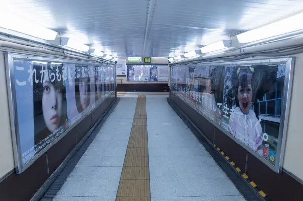 【写真を見る】神宿は現在JR原宿駅をポスタージャック中だ