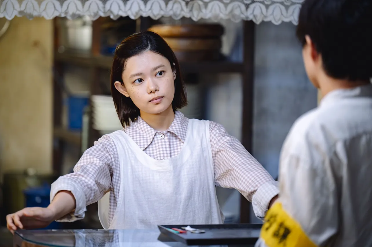 【写真】神木隆之介“鉄平”を見つめる杉咲花“朝子”