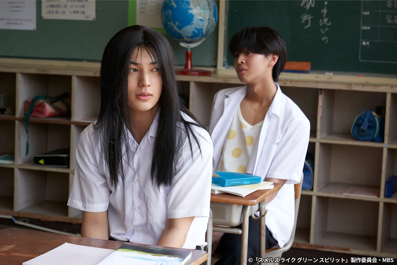  【写真】荒木飛羽、“ロン毛”男子学生を熱演