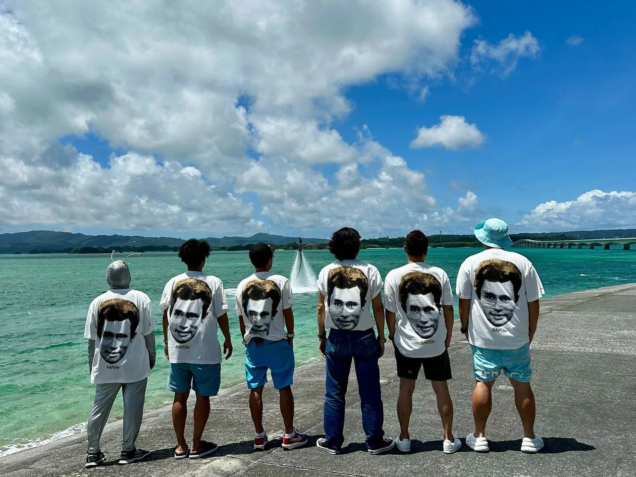 【写真】井本貴史からのサプライズプレゼント！ジェームズ・ディーン風の浜田雅功が描かれたTシャツをおそろいで着る6人