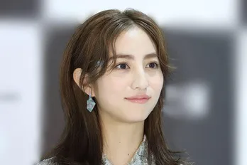 広がった裾から大腿部あらわ…堀田茜、キュート×色っぽいミニドレス姿に「凛とした美しさ」と反響