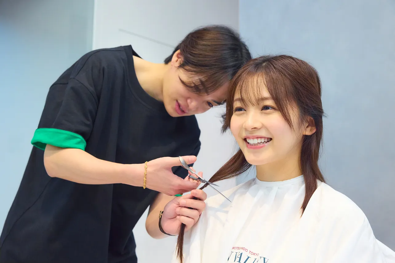 【写真】緊張した面持ちで久間田琳加のロングヘアーにハサミを入れる菊池風磨