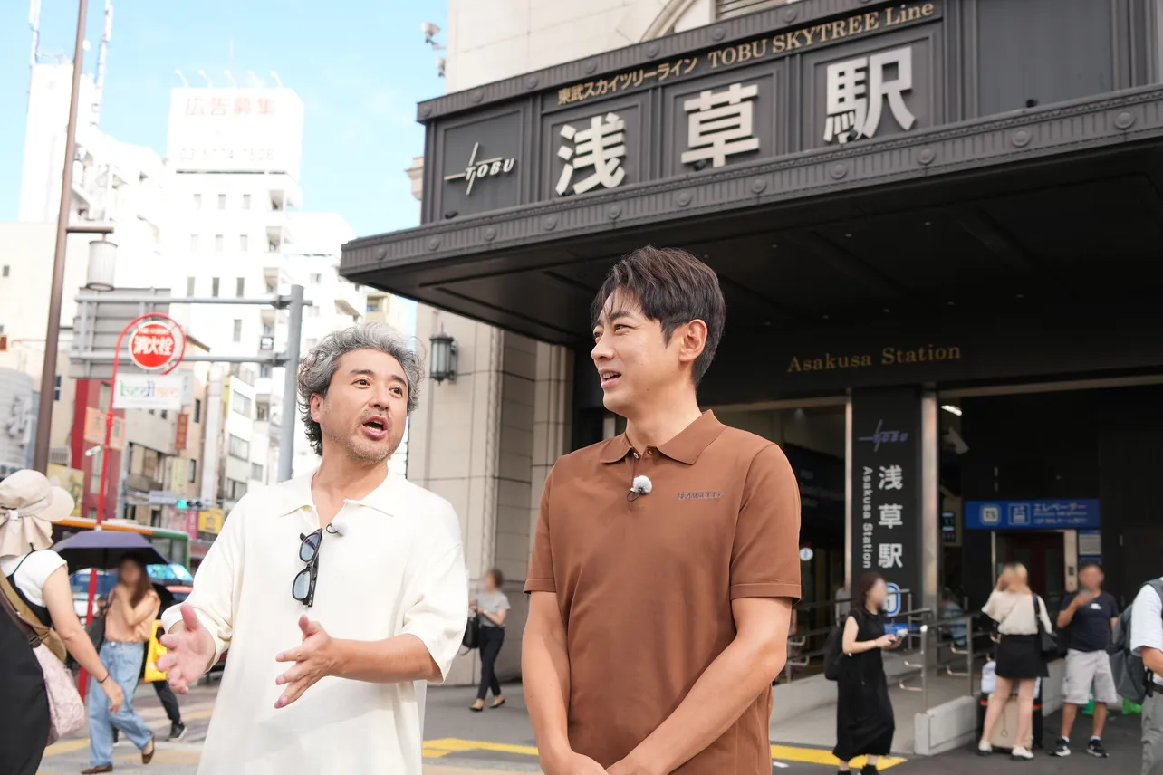 【写真】浅草駅にやってきた小泉孝太郎とムロツヨシ