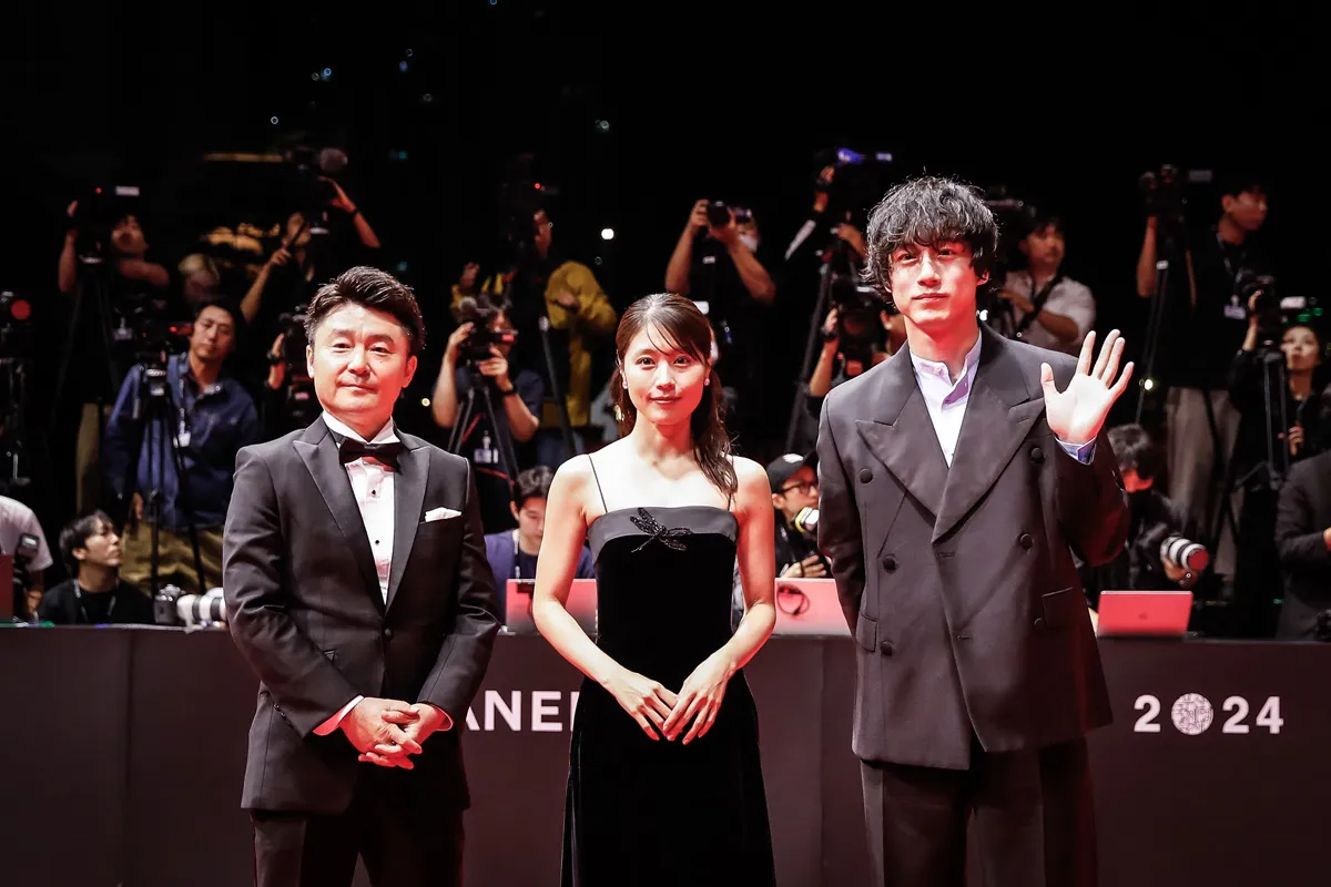 Netflixシリーズ「さよならのつづき」主演の有村架純、坂口健太郎、黒崎博監督が「第29回釜山国際映画祭」オープニングセレモニーのレッドカーペットに登場した