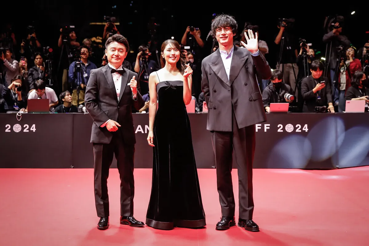 「第29回釜山国際映画祭」オープニングセレモニーのレッドカーペットに登場した有村架純、坂口健太郎、黒崎博監督