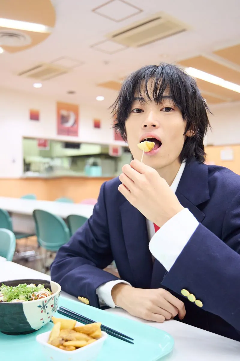 【写真】窪塚愛流、学生服で口を大きく開け、食事を楽しむショット