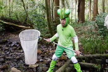 「香川照之の昆虫すごいぜ!」香川がトンボを捕獲し、捕食者の喜びを知る