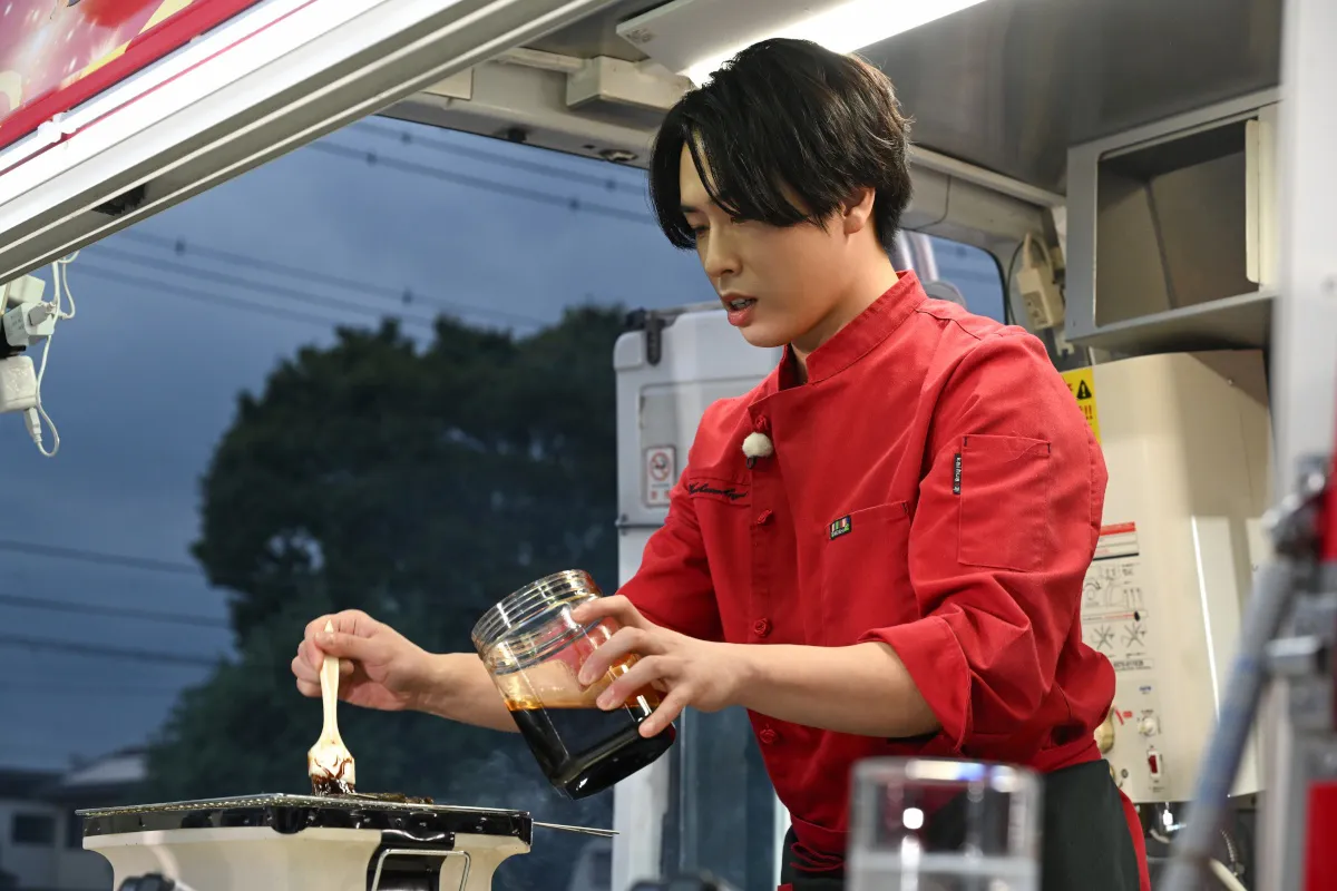  【写真】料理の得意な“舘様”、慣れた手つきで料理をする