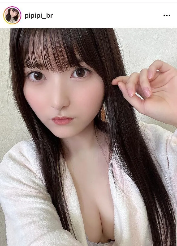 小鳥遊るい、大胆に美乳の谷間を開放したセクシー・ショット！