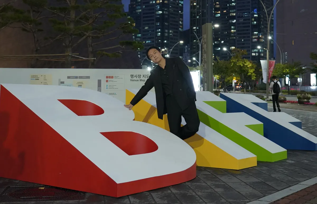 【写真】ノリノリで記念撮影をする丸山隆平