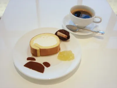 堂島ロール＆コーヒーまたは紅茶の「スイーツセット」を1260円（税込）で提供（13階）