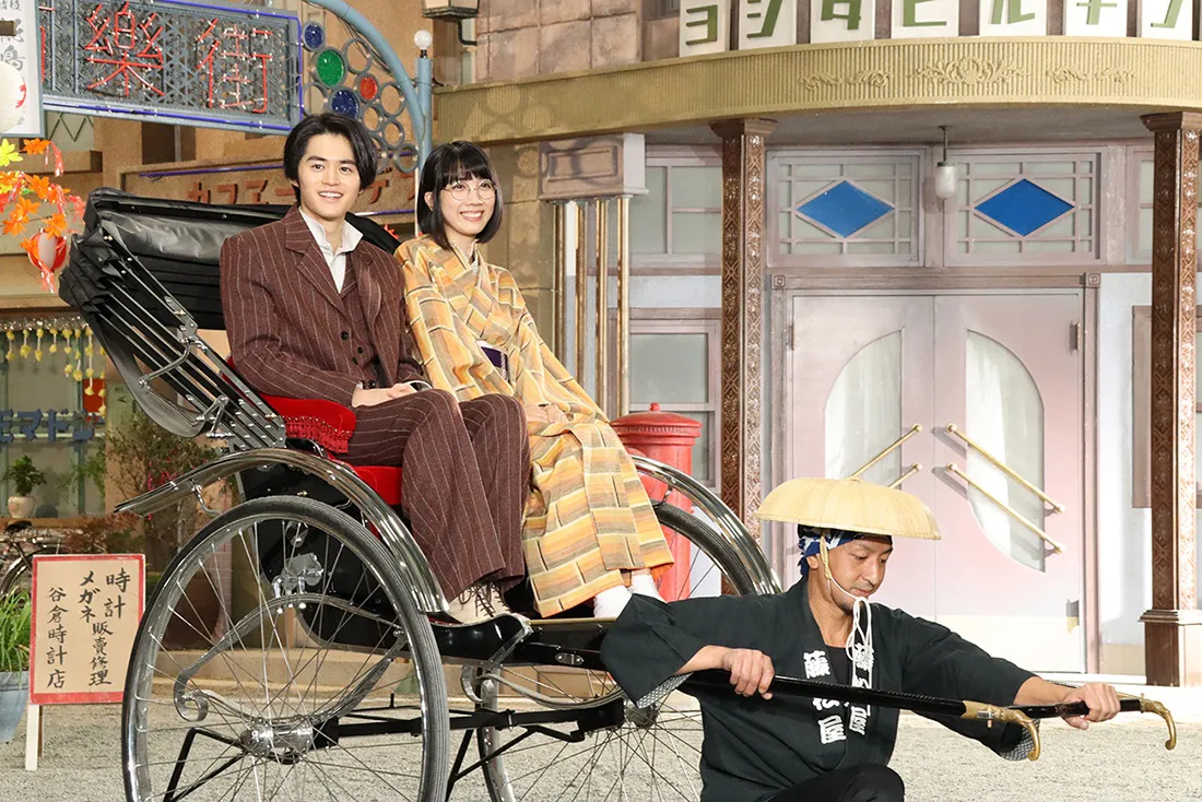 【写真】人力車に乗って登場した鈴鹿央士＆松本穂香