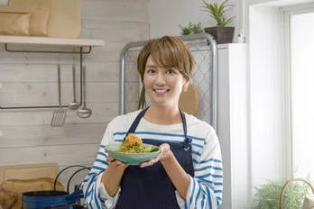 和田明日香の本質は“家っぽさ” 「おもてなし」と「ゆる宅飲み」の違い、“家族に作っている料理”が持つ大切な意義