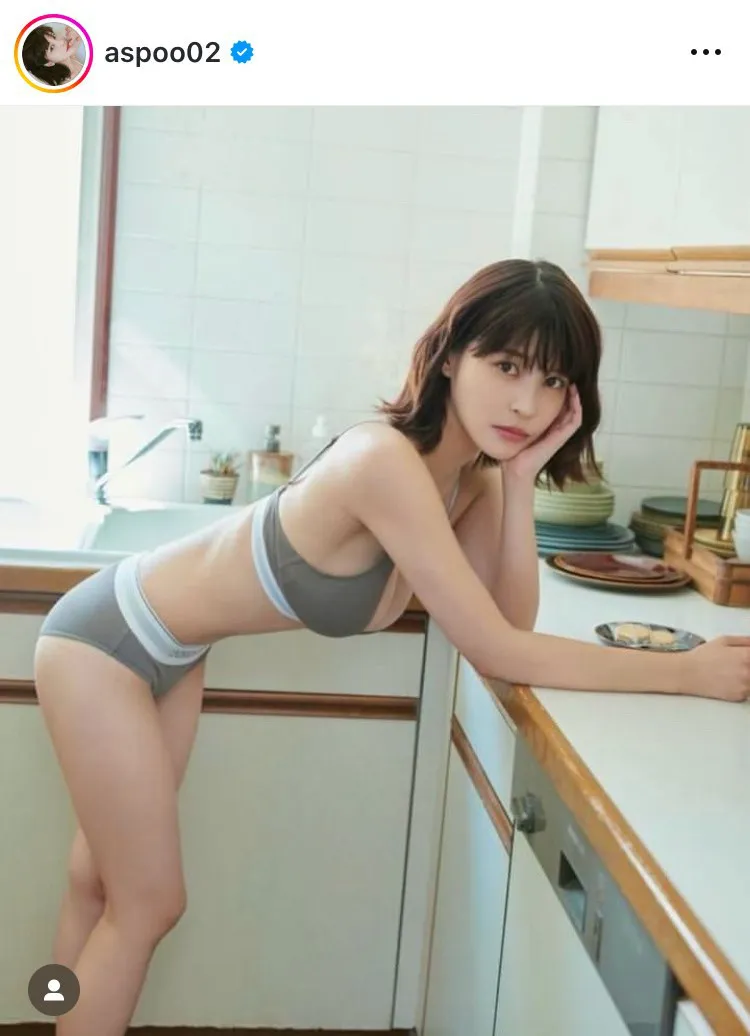 【写真】キッチンで92センチHカップが盛り上がる…岸明日香、スポブラからハミ出た姿