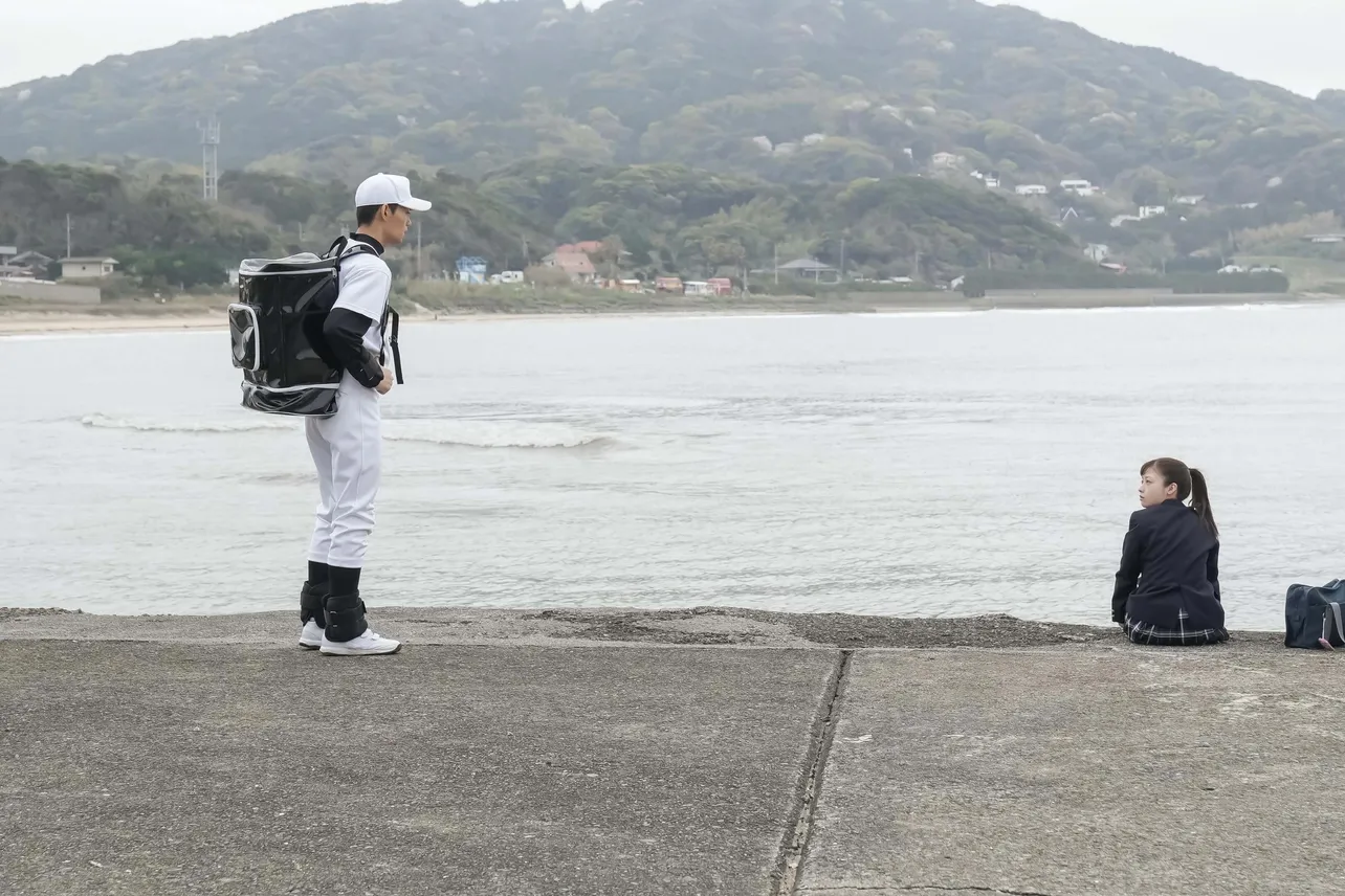 【写真】海辺で四ツ木(佐野勇斗)と話す結(橋本環奈)