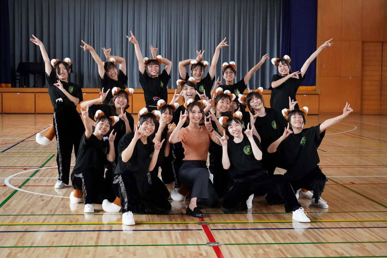 【写真】ダンスが苦手な広瀬アリスが高校生と共に“きつねダンス”