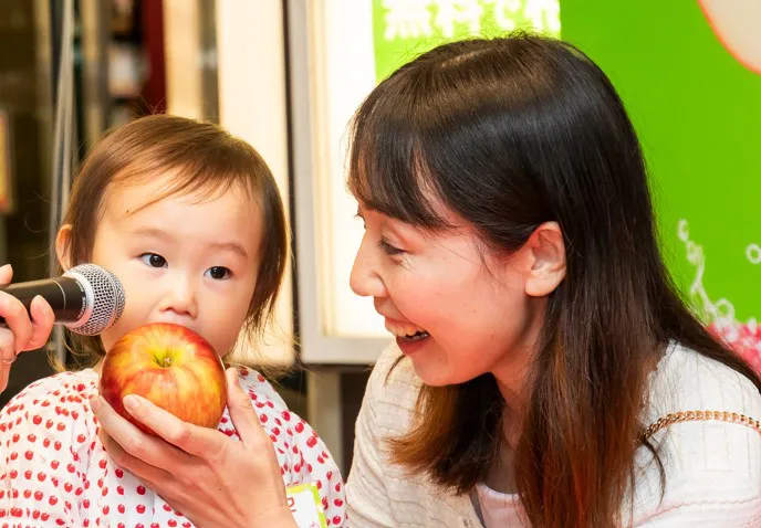 「りんご丸かじりコンテスト」のグランプリは2歳の女の子