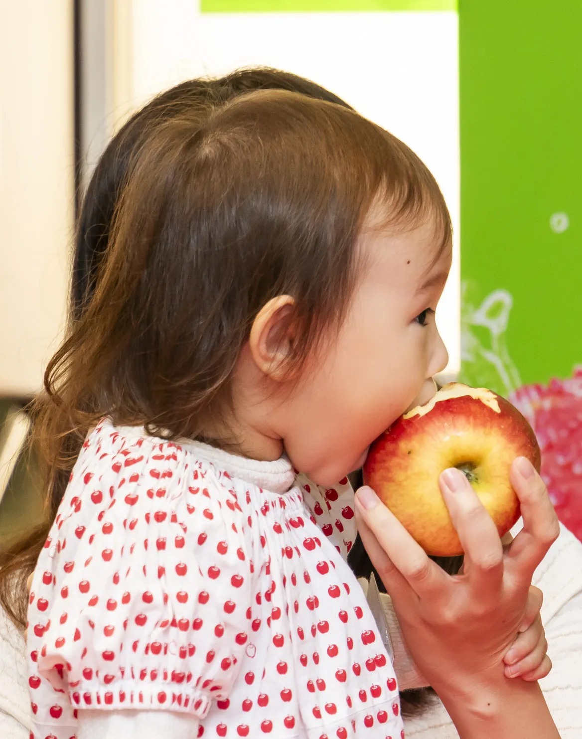 「りんご丸かじりコンテスト」のグランプリは2歳の女の子