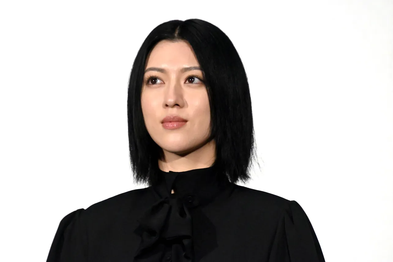 三好彩花役の三吉彩花