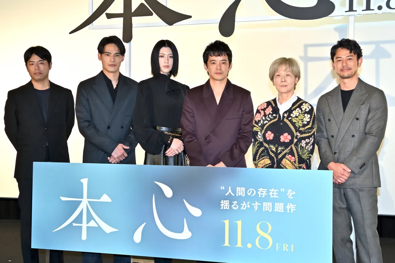 (写真左より)石井裕也監督、水上恒司、三吉彩花、池松壮亮、田中裕子、妻夫木聡