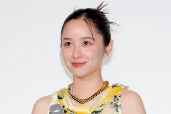 堀田真由、満面笑顔のダブルピースショットに「ありえないくらいかわいい笑顔」の声<若草物語>