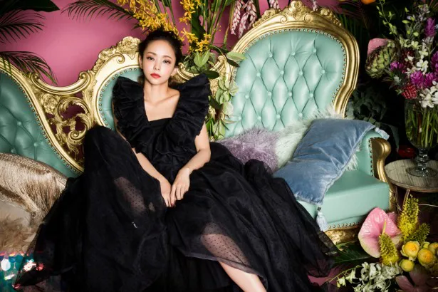 【写真を見る】ゴージャスなドレスを身にまとった安室奈美恵。新曲「Showtime」は秋ドラマ「監獄のお姫さま」の主題歌に！