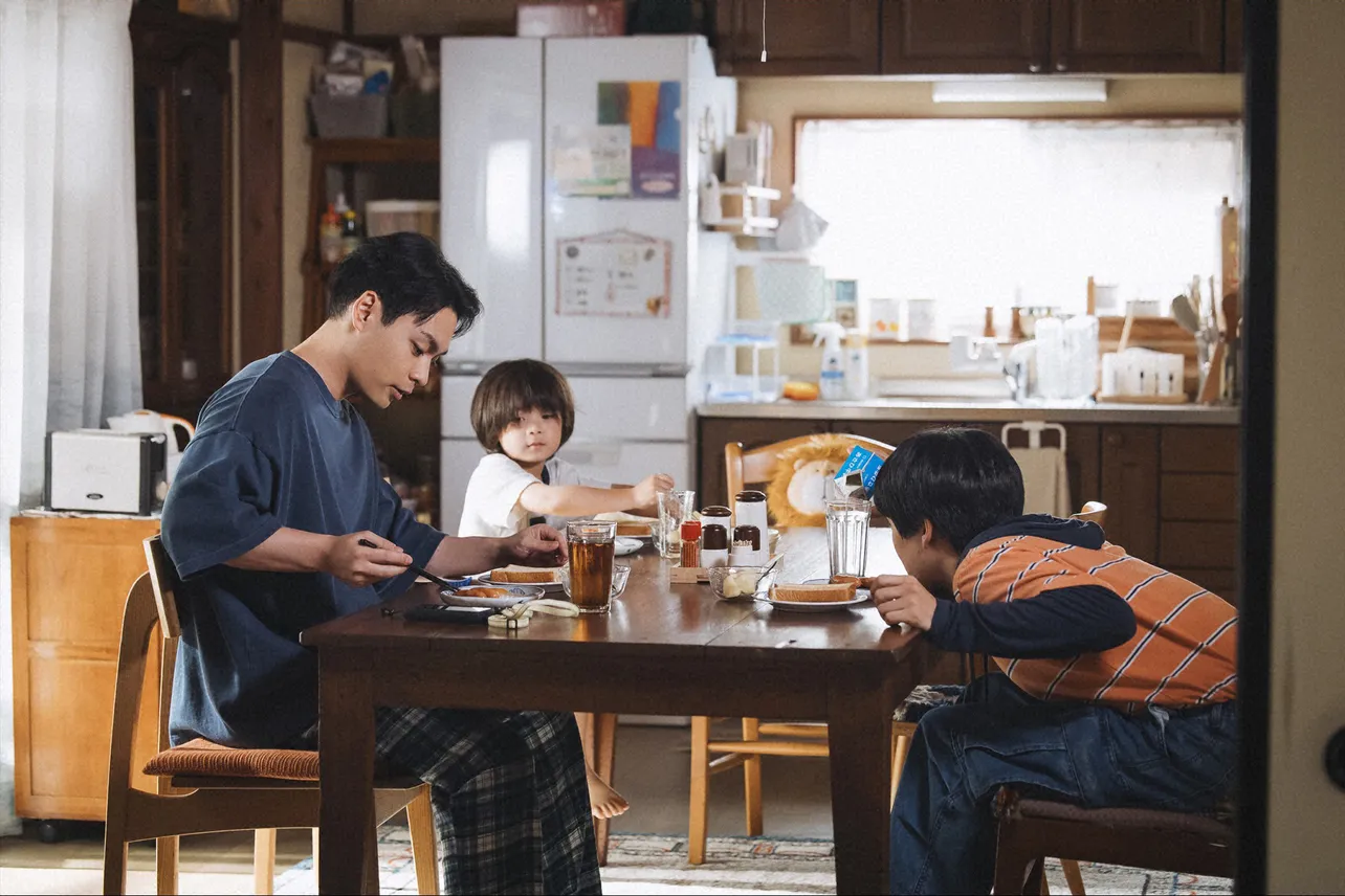 【写真】洸人(柳楽優弥)と美路人(坂東龍汰)、謎の男の子・ライオン(佐藤大空)が食卓を囲む姿