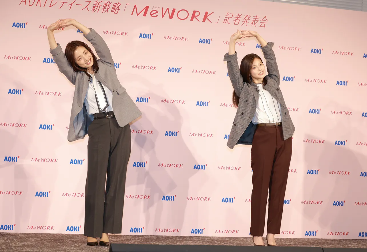 【写真】機能性抜群！ストレッチ体験をする上戸彩と今田美桜