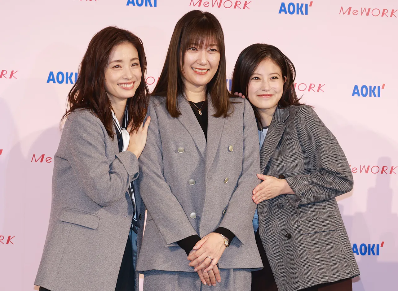 上戸彩、「MeWORK」ブランドマネジャーの緑河育美氏、今田美桜(写真左から)