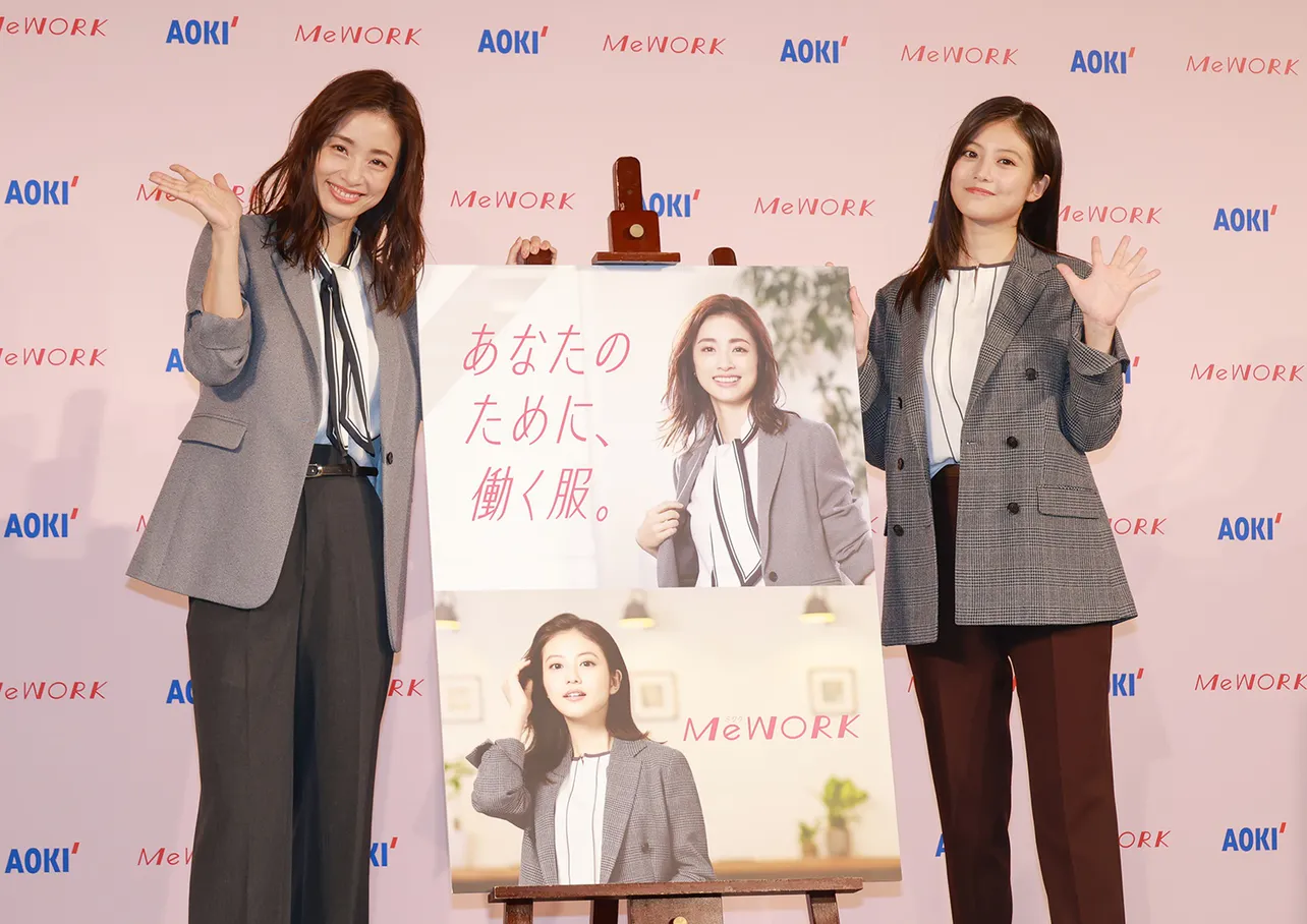  AOKIレディース新戦略「MeWORK」記者発表会に登場した上戸彩と今田美桜(写真左から)