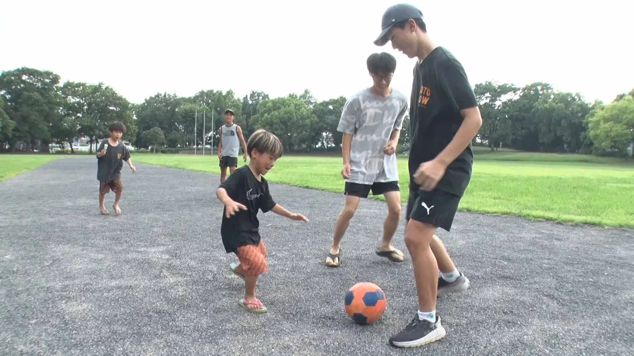 「密着！15人大家族　うるしやま家 シーズン2」男の子たちでサッカー