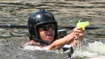 尾形貴弘「あんなオジさんになりたいよな~」SUP体験中に渡された“サングラス”で「あぶない刑事 どんぶり旅Ver」が開幕