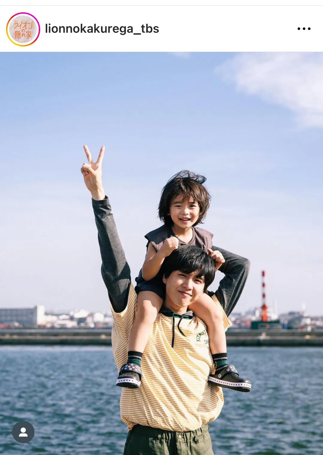 【写真】笑顔でピース…坂東龍汰、佐藤大空を肩車する姿