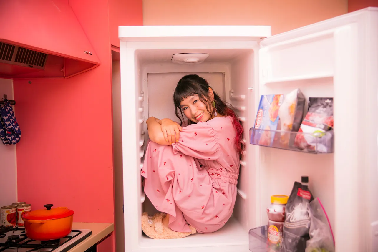 トミタ栞が冷蔵庫に隠れる擬態アイスをイメージ