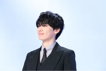 宮世琉弥、黒スーツ&サングラスのスノ恋ポーズに「イケメンりゅびたん」の声<スノードロップの初恋>